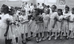 Schwarze und weiße Kinder werden wieder zusammen unterrichtet (c) history commons