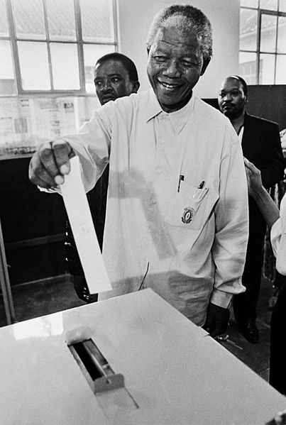 Nelson Mandela an der Wohlurne 1994 (c) Paul Weinberg