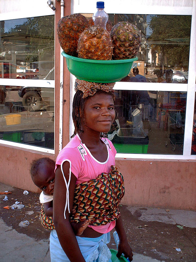 Obstverk&auml;uferin in Luanda (c) Beth Balboni CC BY SA 2.0