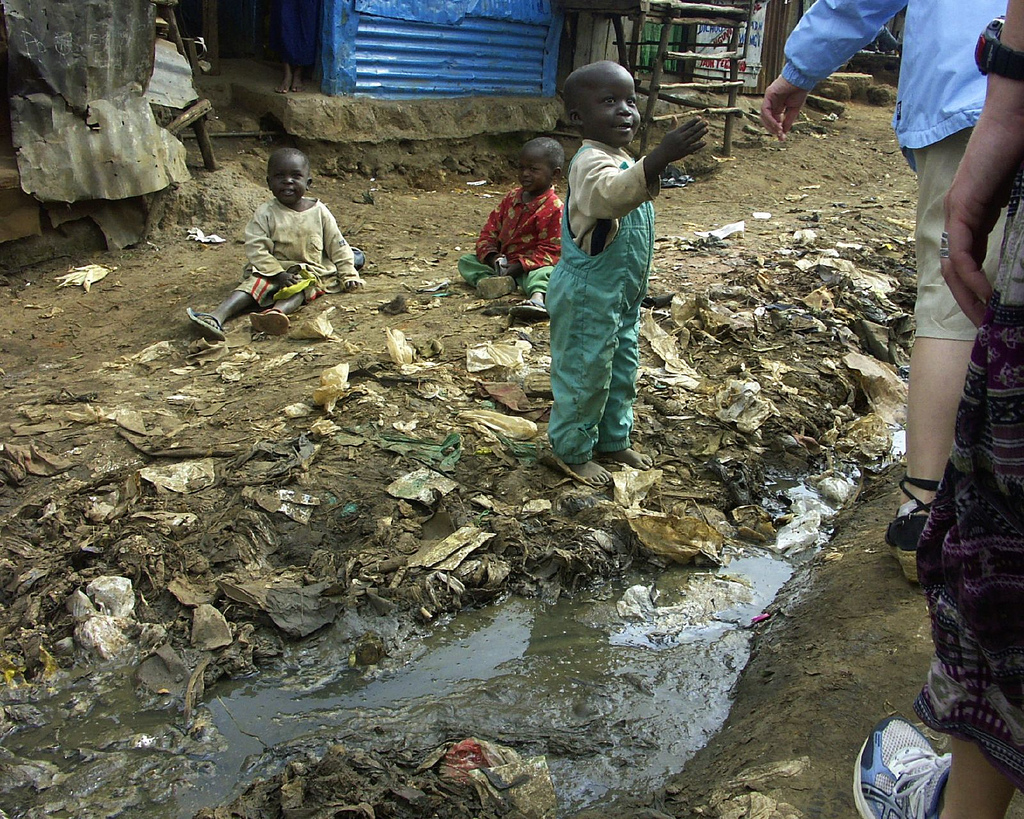 Children_and_open_sewer_in_Kibera
