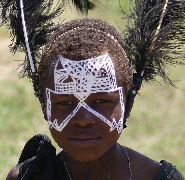 Massai Junge in traditioneller Tracht