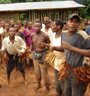Tanz von Pygm&auml;en in Baka (c) U.S.embassyofCameroon