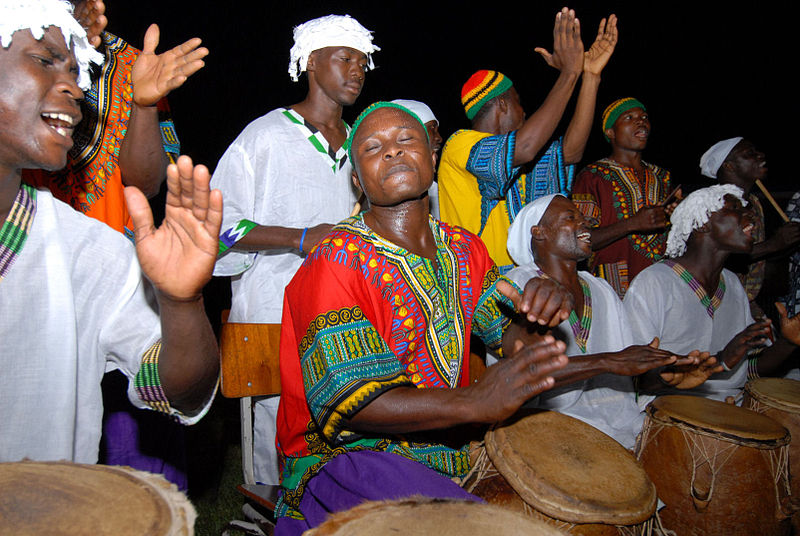 Tommler in Accra feiern Barack Obamas Geburtstag (c) Elilio Labradorden 