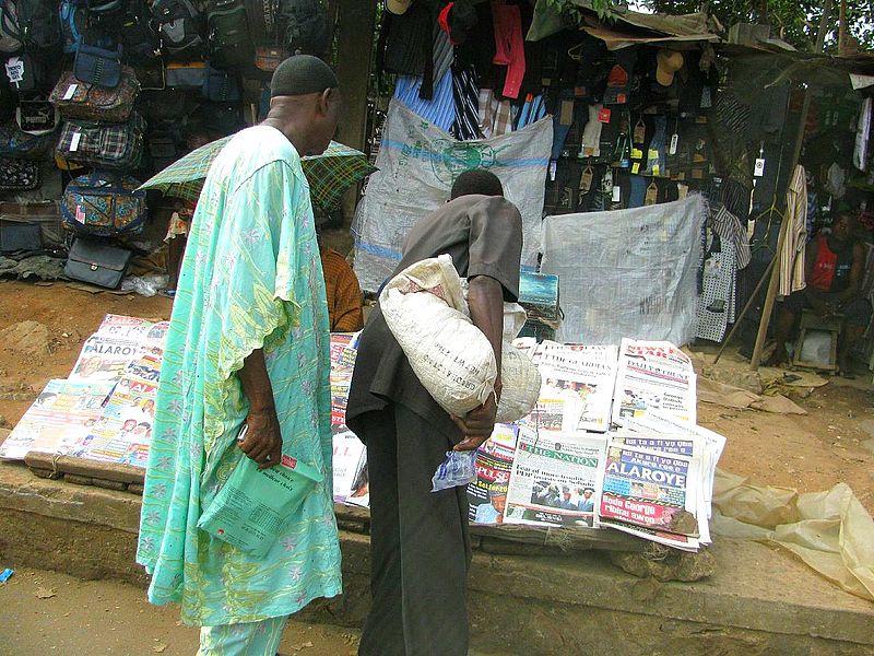 Zeitungsverk&auml;ufer in Nigeria (c) Luigi Guarino