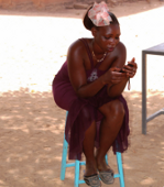 M&auml;dchen mit Handy in Nairobi