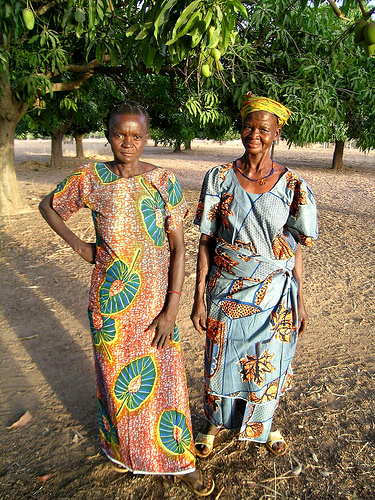 Zwei Freundinnen in Ghana