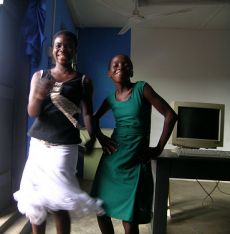 Tanzende M&auml;dchen in einer Schule in Ghana