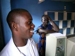 Zwei Jungs in einer Schule in Ghana