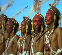 Geschminkte Wodaabe M&auml;nner (c) Dan Lundberg