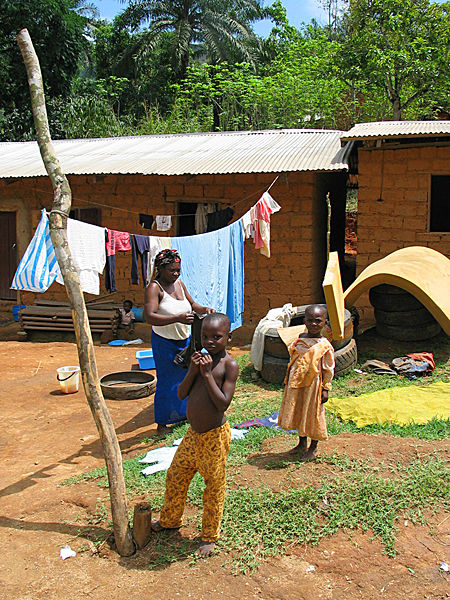 Familie in Kamerun (c) Elaine Pearson