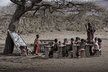 Der Unterricht bei den Massai findet oft im Freien statt