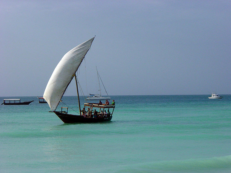 Typisches Dhow Segelboot vor der K&uuml;ste von Grande Comore (c) Conscious pd 