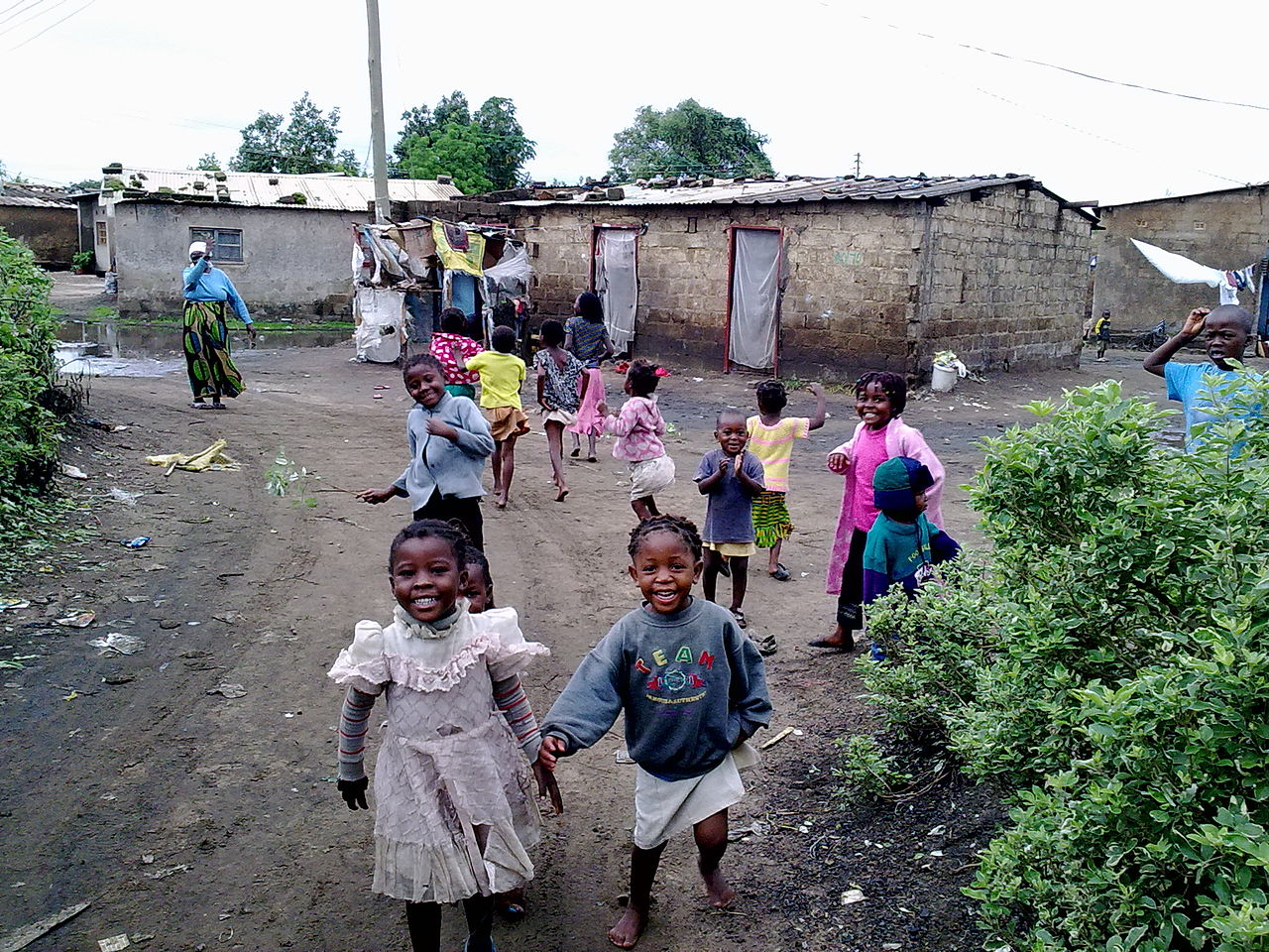 Kinder in einem Dorf in Sambia (c) SuSanA CC BY SA 2.0