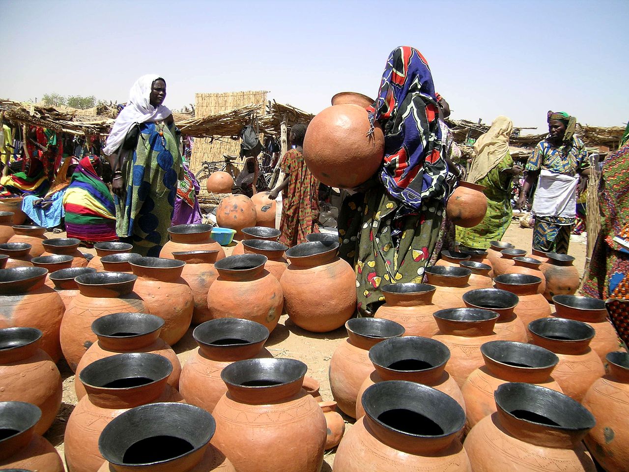 Songhai Frauen verkaufen Töpferware auf dem Markt von Gorom (c) C.Hugues CC BY SA 2.0