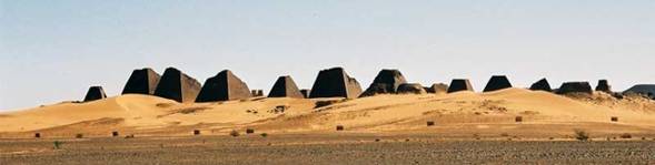 (c) Humboldt Universtität Berlin Pyramidenfriedhof in Meroe, im früheren Königreich Kusch (c) Humboldt Universtität Berlin