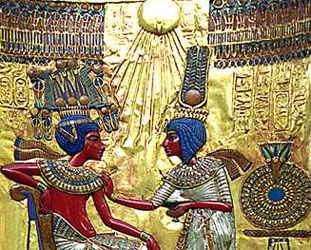 Tutanchamun auf dem Thron mit seiner Gemahling, darüber Gott Aton als Sonnenscheibe (c) wikimedia