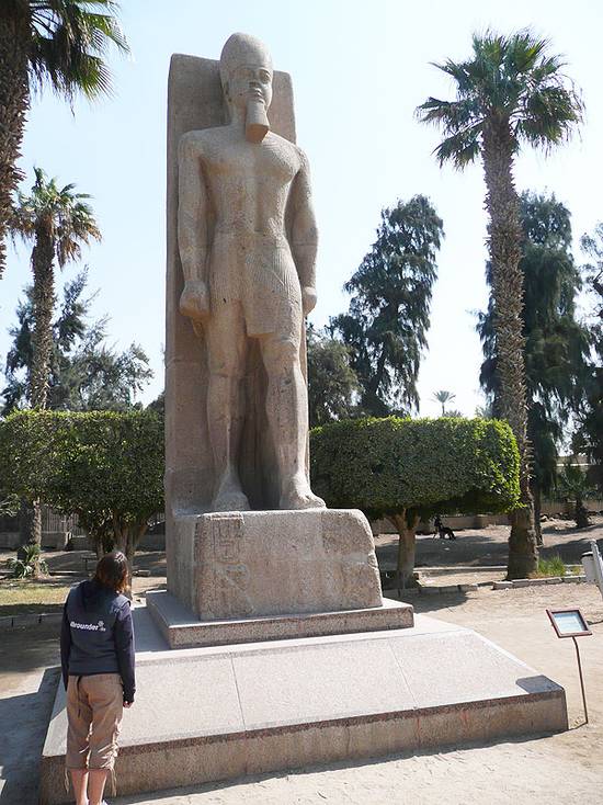 Memphis, Park mit Statue von Ramses II. (c) wikimedia