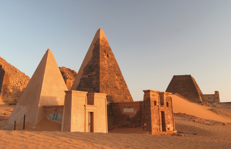 Nubische Pyramiden bei Meroe, der neuen Hauptstadt des kuschitischen Reiches (c) rotel
