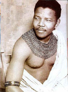 Nelson Mandela in der Tracht der Xhosa (c) ABLBE