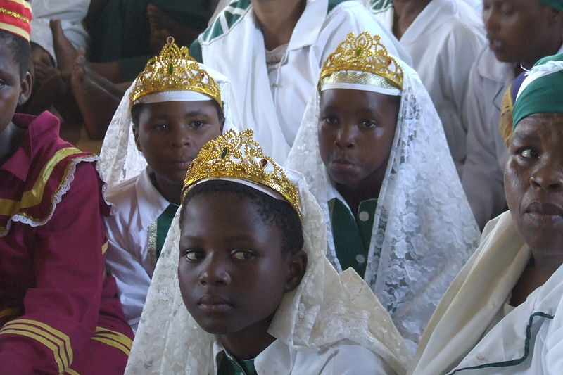 Zulukinder bei einer christlich afrikanischen Messe