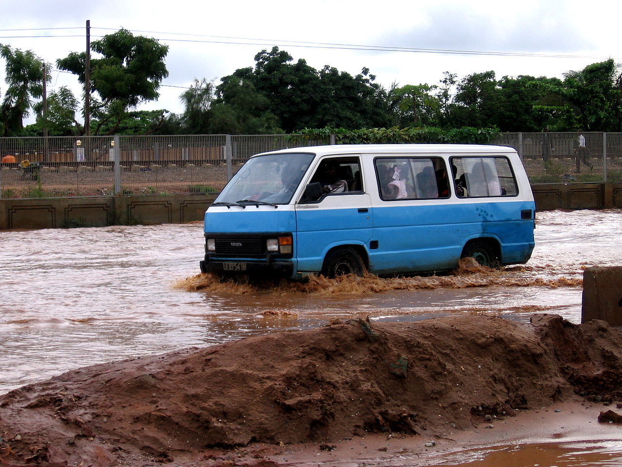 Luanda_taxi_called_Candongueiro_after_heavy_rain_Luanda