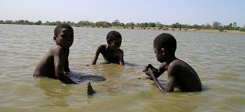 Kinder beim schwimmen