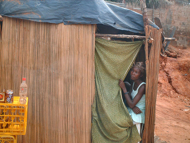 Frau in einem Slum in Luanda (c) Beth Balboni CC BY SA 2.0