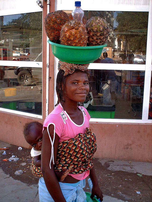 Ananasverkäuferin in Luanda (C) Beth Balboni CC BY SA 2.0