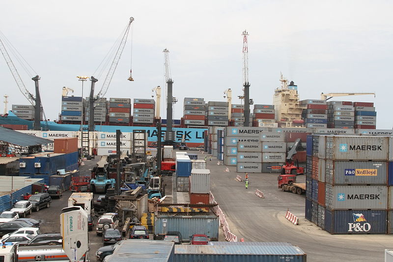 Fracht wird gelöscht im Hafen von Luanda (c) russavia