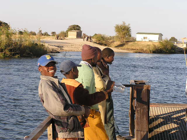 Kinder auf einer Fähre am Okavango (c) DDD DDD