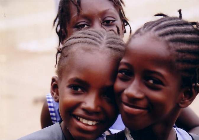 Schulkinder in Gambia (c) summergroveilla