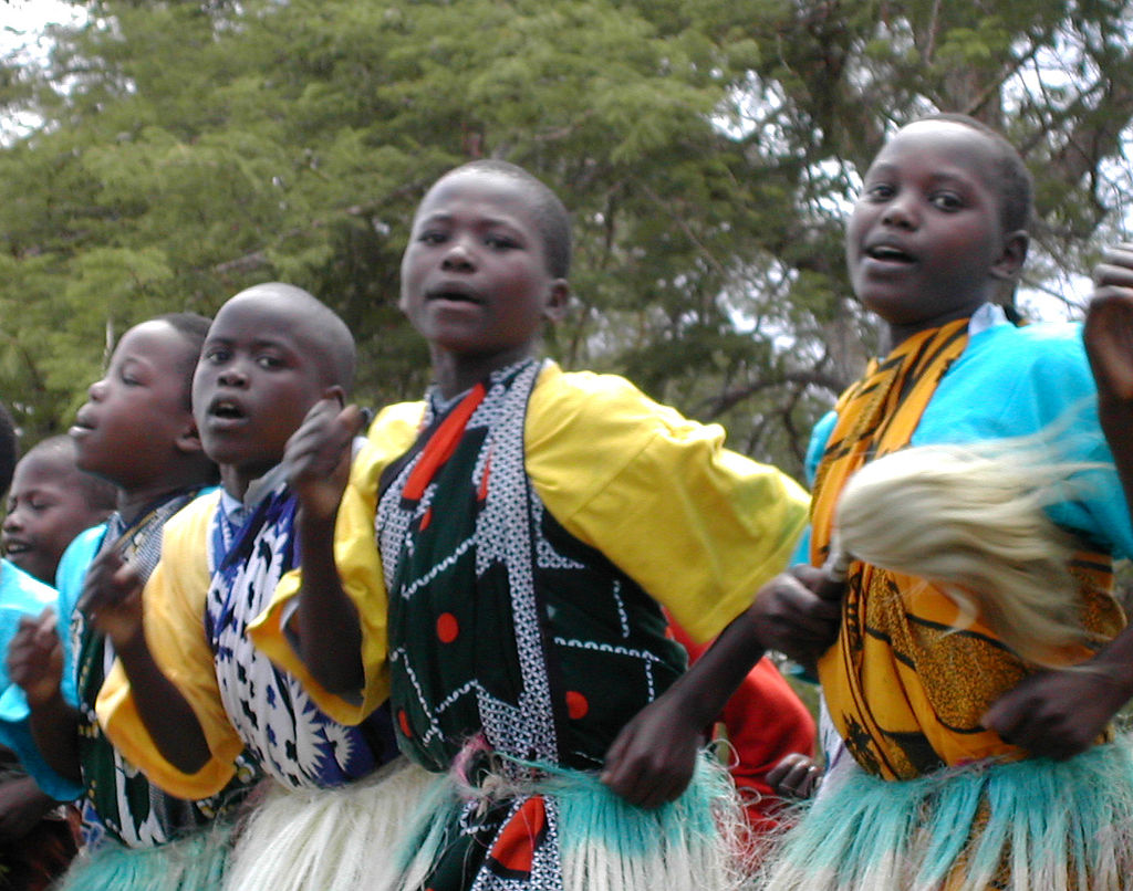 Tanzende Mädchen in Kenia