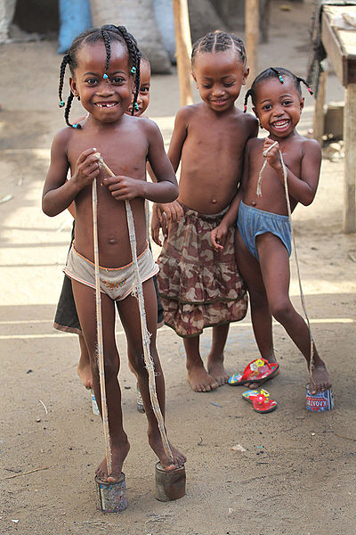 Spielende Mädchen auf Madagaskar (c) Steve Evans
