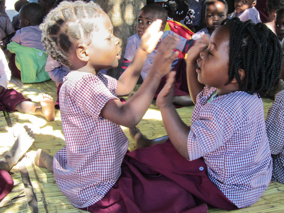Zwei Mädchen in einem Kindergarten in Mosambik (c) cloudfront