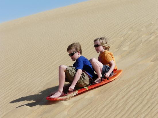 Kinder beim Sandboarding (c) Katie Hunt