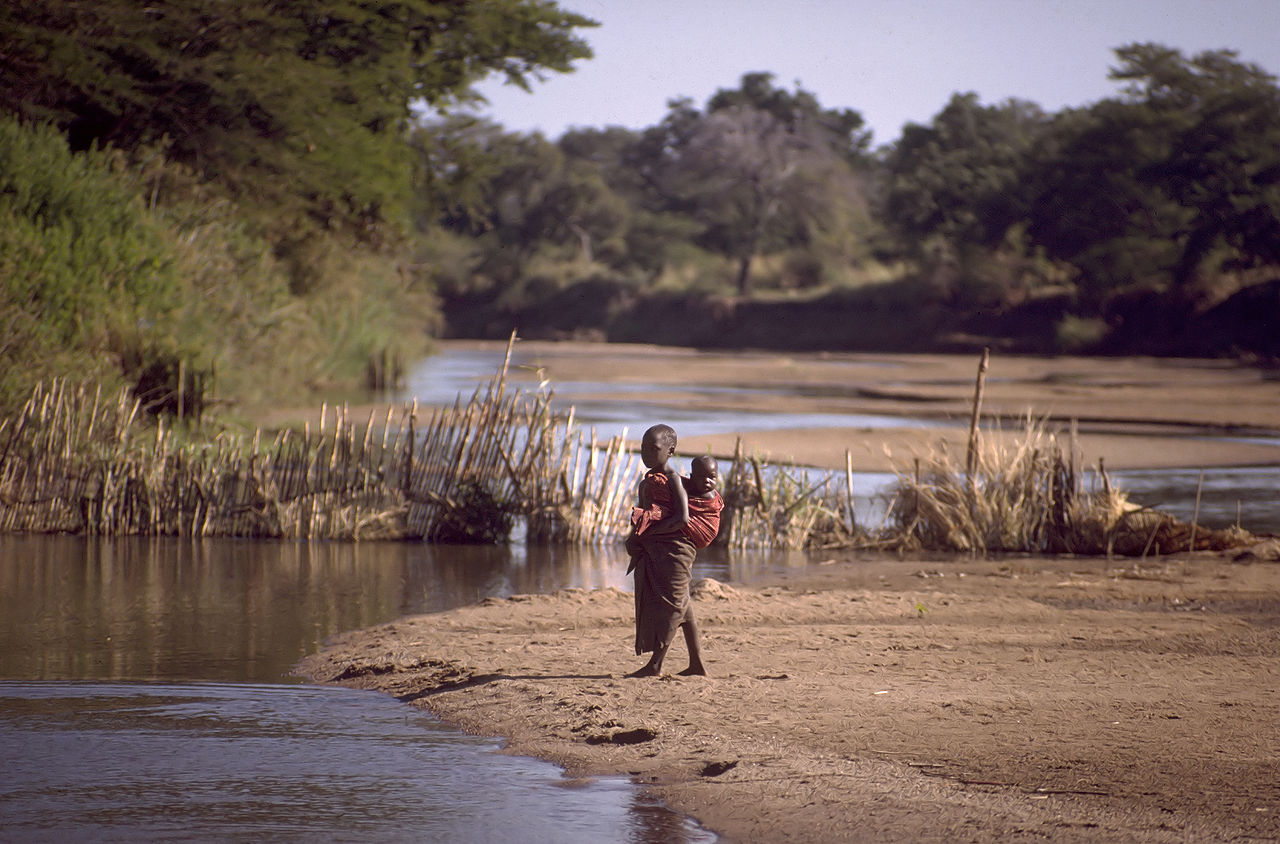 Mädchen überqueren einen Fluss in Sambia (c) Hans Hillewaert CC BY SA3.0