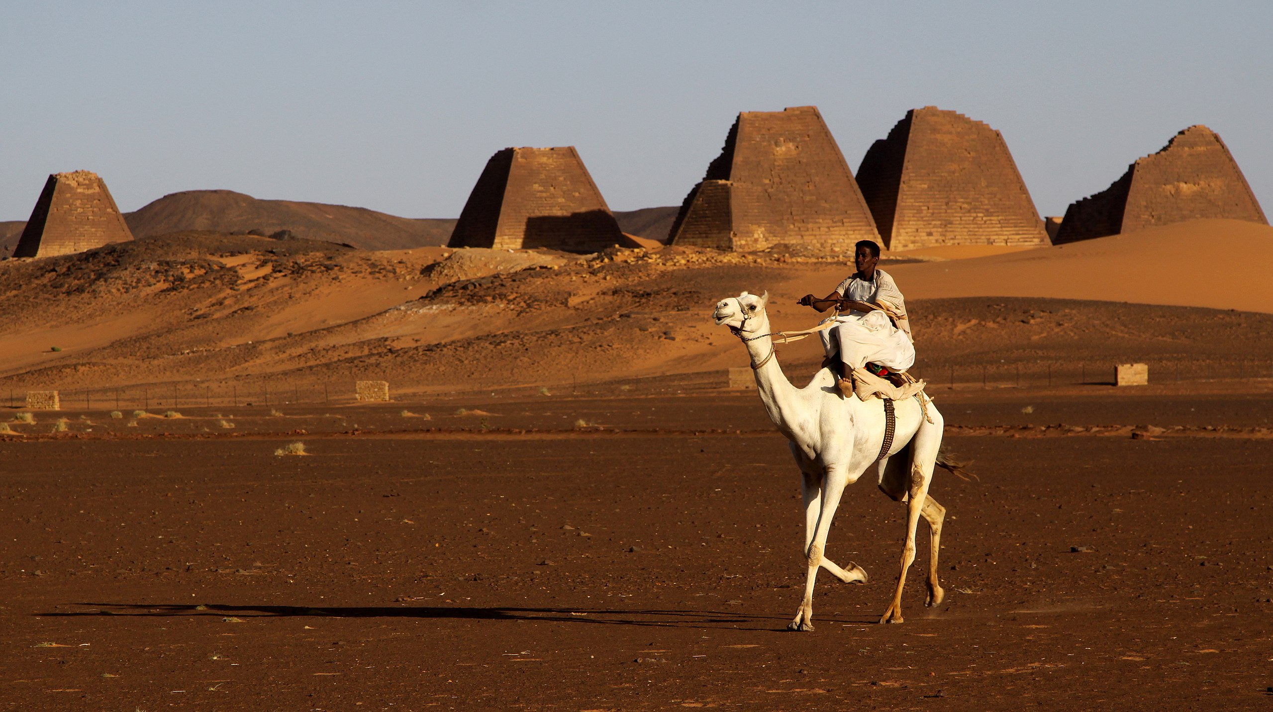 Pyramidenfriedhof in Meroe, im fr&uuml;heren K&ouml;nigreich Kusch (c) Humboldt Universtit&auml;t Berlin