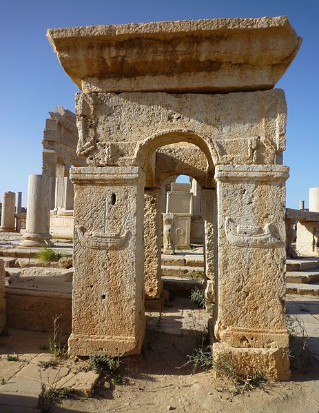 Leptis Magna - Fragment mit einem römischen Schiff links und einem punischen Schiff rechts (c) Franzfoto 