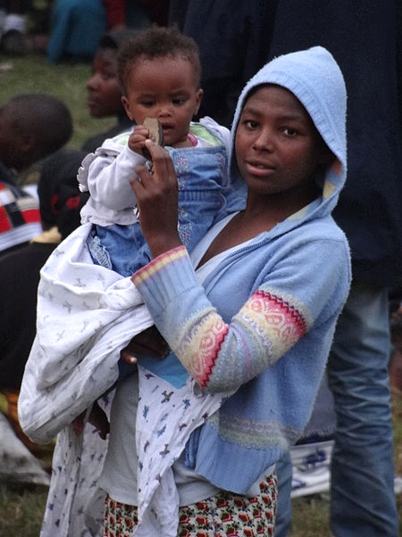 Frau mit Kind in Uganda (c) Adam Jones