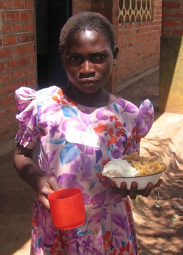 Mädchen aus Malawi, mit Nsima Brei (c) Worldcamp