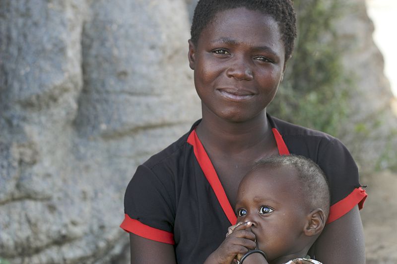 Mutter mit Kind in Malawi (c) Russavia