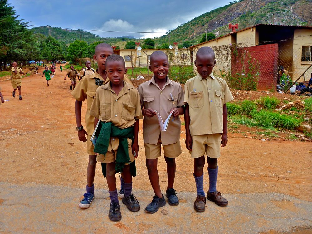 Schuljungen in Nyanga freuen sich über den Ferienbeginn (c) the vagabondadventures