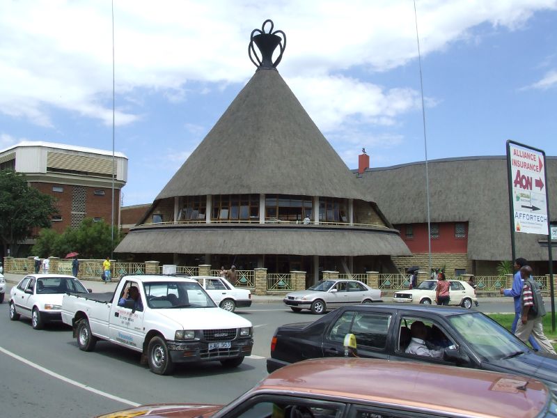 Maseru mit Blick auf einen Shop in der Form eines Basotho Hutes