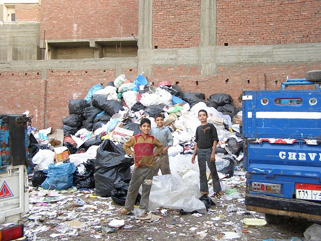 Jungs sammeln Müll im Kairoer Stadtteil Moqattam (c) Ayoung Shin