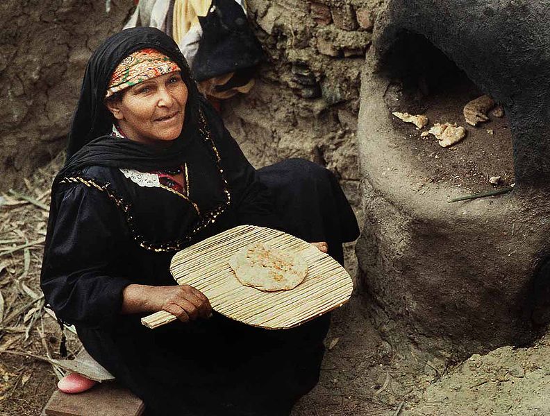 Ägyptische Nomadin beim Brotbacken (c) Steve Evans