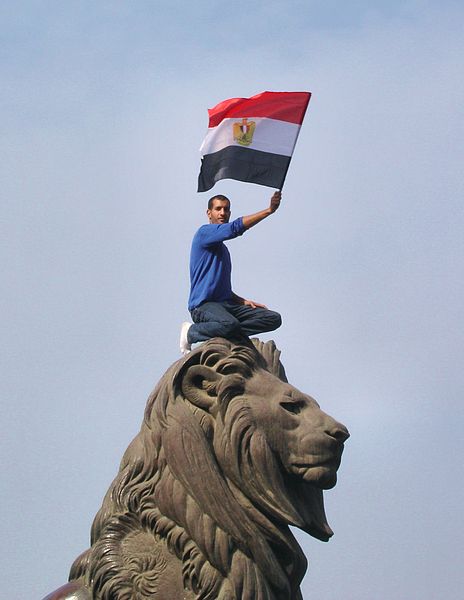 Revolution in Ägypten, Mann hisst Fahne auf der Qasr Nil Brücke (c) J barta