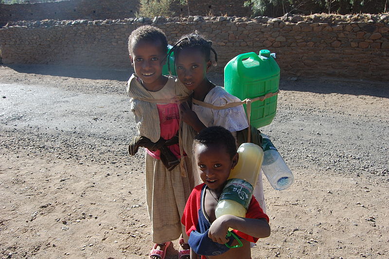 Kinder beim Wasserholen in Äthiopien (c) Katie Hunt