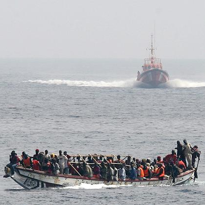 Ein spanisches Segelschiff nähert sich Flüchtlingsboot (c) Noborder Network CC BY SA 2.0 